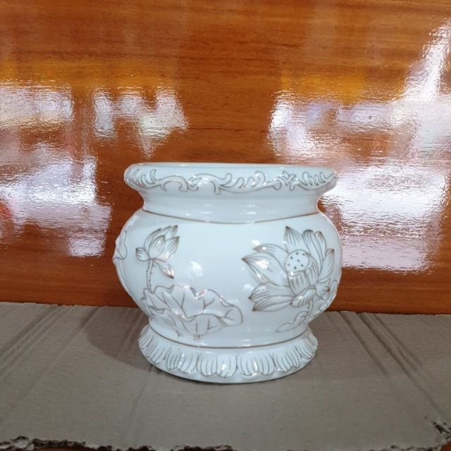 Bát hương màu trắng, ánh kim sẽ hợp với những người mệnh Kim