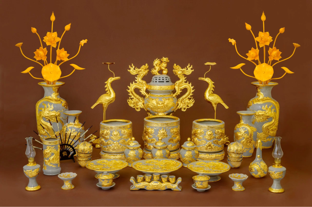 Bộ bát hương Bát Tràng men rạn dát vàng cao cấp giúp tô điểm làm cho không gian thờ trở nên sang trọng và ấn tượng