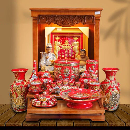 Bộ bát hương màu đỏ sẽ phù hợp với những người mệnh Hỏa