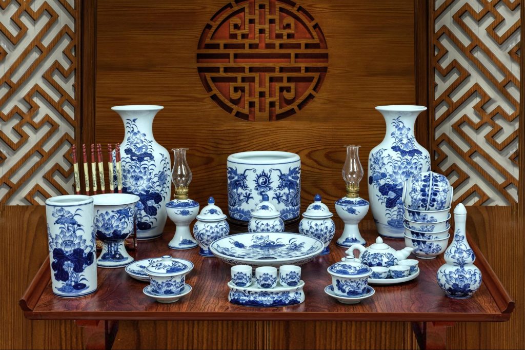 Bộ bát hương và các vật dụng thờ Bát Tràng men lam làm cho không gian thờ cúng đơn giản nhưng không kém phần tao nhã, tôn kính