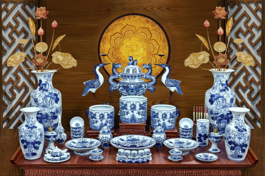 Bộ đồ thờ Bát Tràng men lam dễ phối được với nhiều loại bàn thờ khác nhau