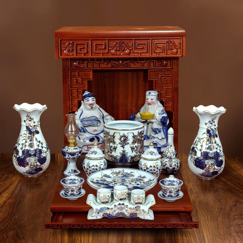 Bộ đồ thờ Ông Địa Bát Tràng men lam vẽ vàng có thiết kế tinh xảo giúp thu hút tài lộc cho gia chủ
