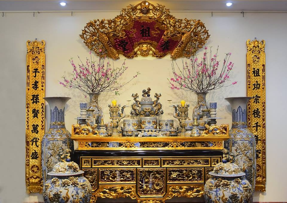 Chọn bộ bát hương có kích cỡ phù hợp với kích thước của bàn thờ để không gian thờ phụng trở nên cân đối và hài hòa