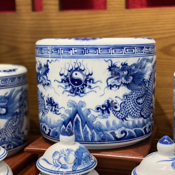 Họa tiết long chầu song nguyệt trên các sản phẩm gốm sứ