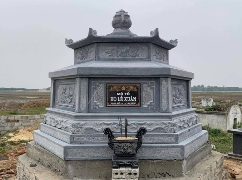 Mộ tổ sử dụng đá tự nhiên nguyên khối có độ bền cao, khả năng chịu lực tốt, chống nứt và hạn chế rêu mốc dưới tác động của thời tiết